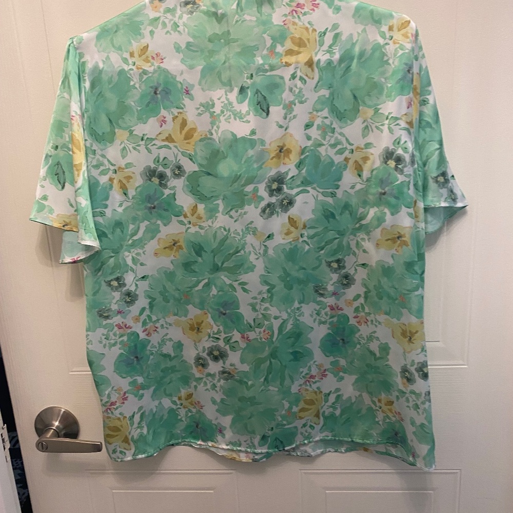 NWT ZARA Beautiful summer blouse with ruffled details.